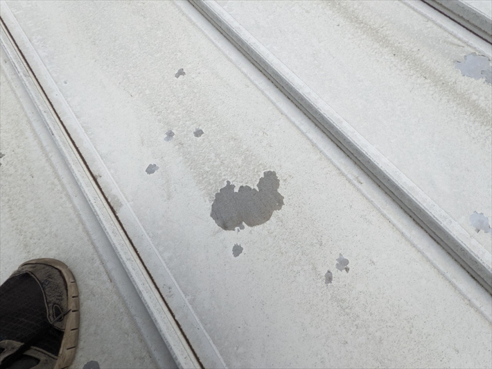 渋谷区幡ヶ谷にて屋根の点検、塗膜の剥がれが生じておりました